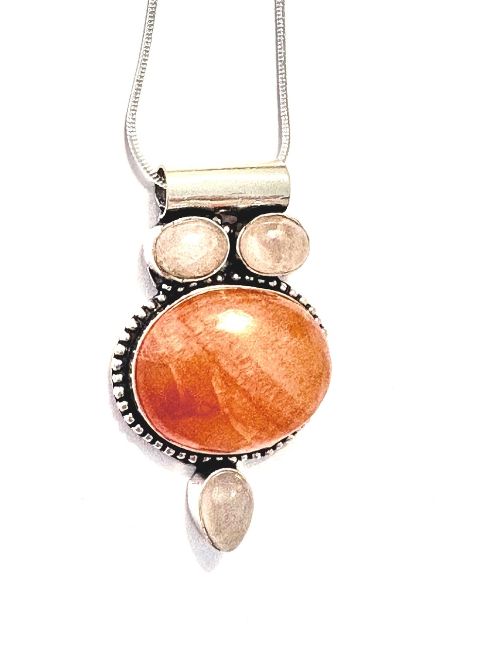 925 marked, 2 inch, Carnelian and Rose Quartz Pendant on a silver chain. - Picture 3 of 4